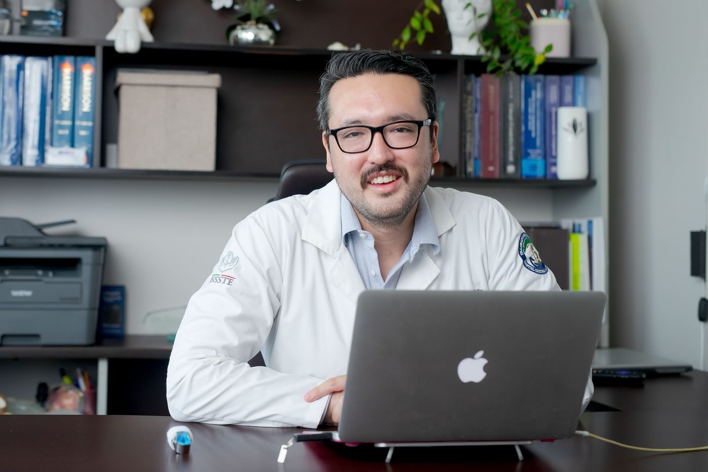 Dr. Alexis Ken Zelizer Saito en su consultorio