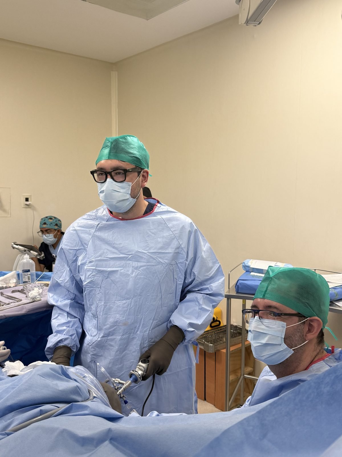 Cirujanos en sala de operaciones
