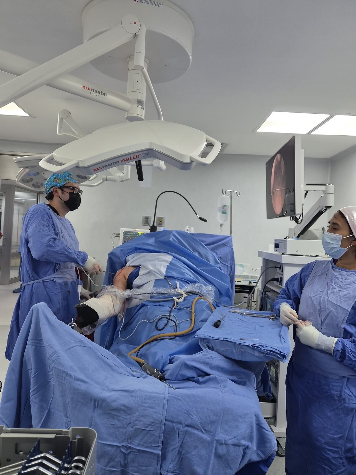 Equipo quirúrgico en sala de operaciones